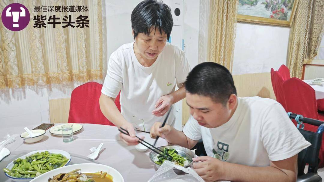 老师背着入学的瘫痪大学生，连续3年办爱心暑托班免费辅导留守儿童3