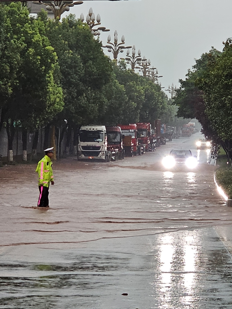 民警冒雨疏导交通。警方供图