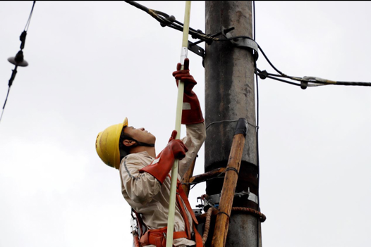 在永川区大安镇金龙一社，电力工人抢修完毕登杆合闸送电操作。通讯员 朱芳 摄