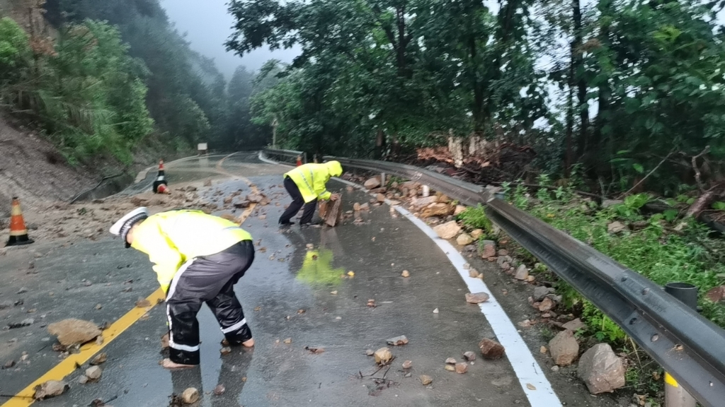 民警清理公路上的落石。警方供图