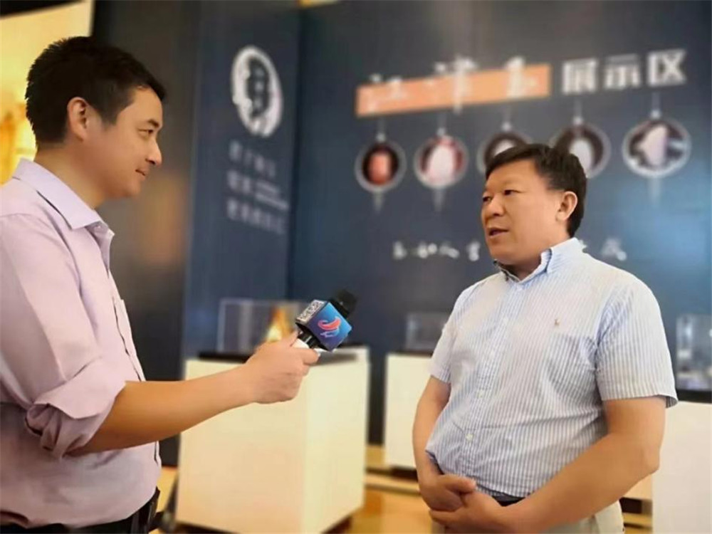 苏州玉石文化行业协会会长陈健 给予江津玉高度评价。
