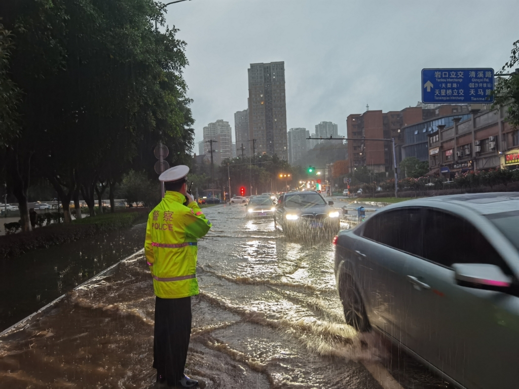 民警在雨中疏导交通。警方供图