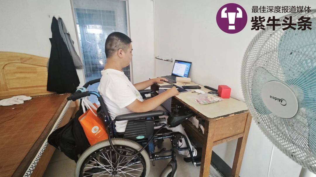 老师背着入学的瘫痪大学生，连续3年办爱心暑托班免费辅导留守儿童6