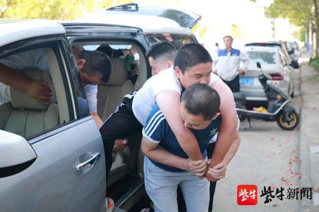 老师背着入学的瘫痪大学生，连续3年办爱心暑托班免费辅导留守儿童1