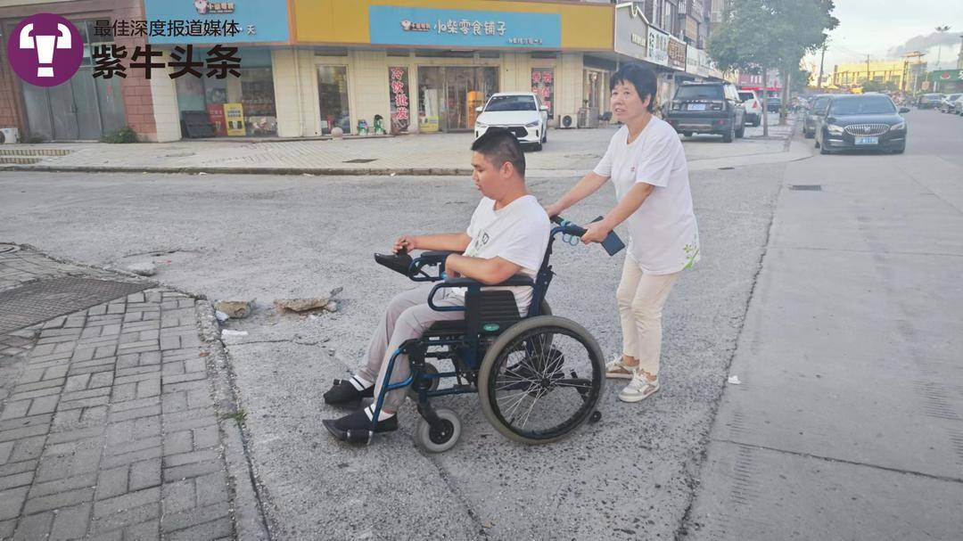 老师背着入学的瘫痪大学生，连续3年办爱心暑托班免费辅导留守儿童2