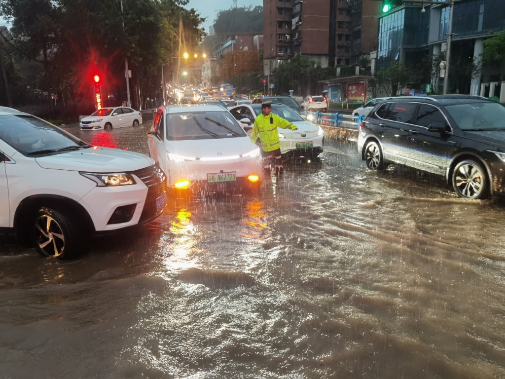 民警在现场值守提示车辆绕行。警方供图