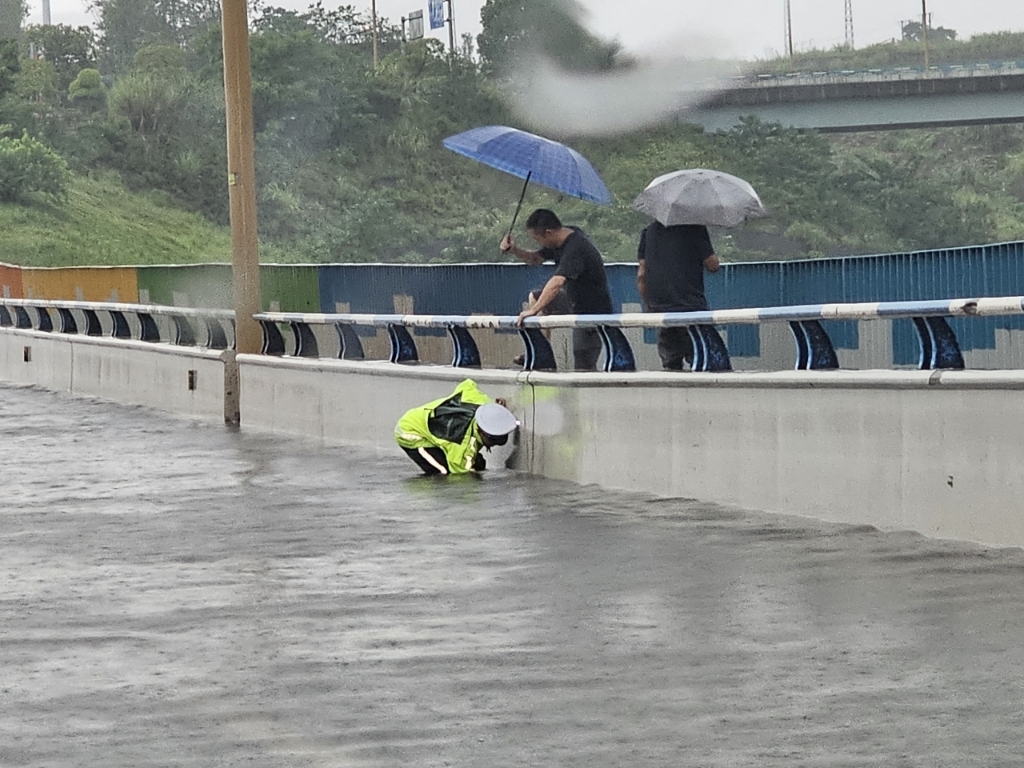 民警徒手清除污物疏通下水道。警方供图