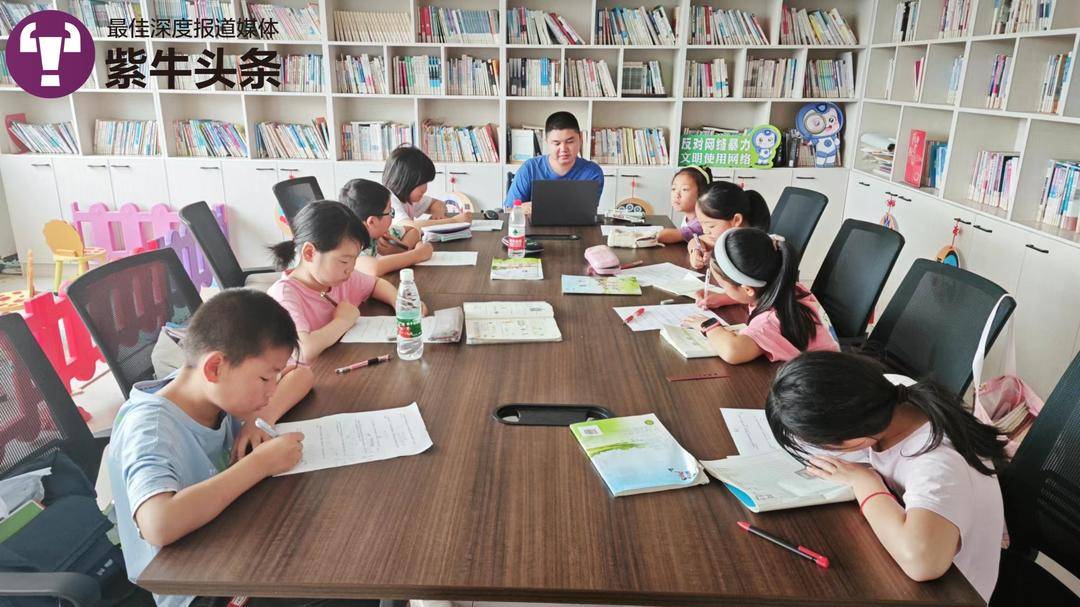 老师背着入学的瘫痪大学生，连续3年办爱心暑托班免费辅导留守儿童4