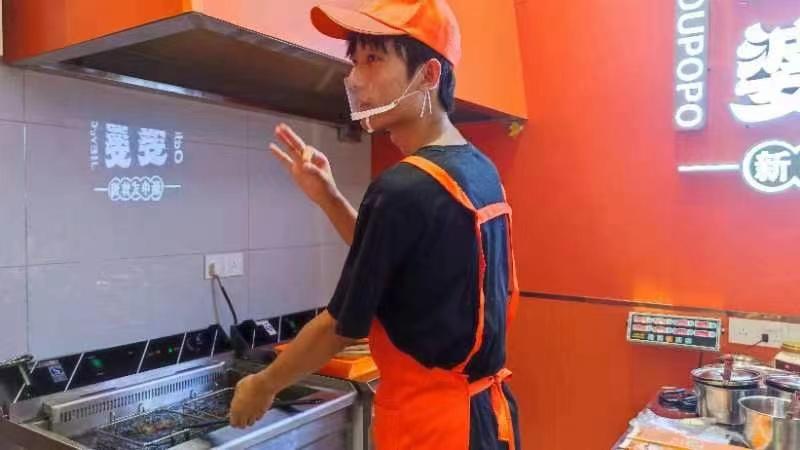 在校大学生挑战“100元在城市生存15天”：有的被拒几十次，有的白天工作晚上直播摆摊4