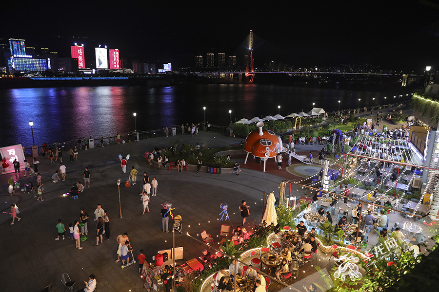 夜间的万州区红花地码头美食文化节人流如织。华龙网-新重庆客户端 首席记者 李文科 摄