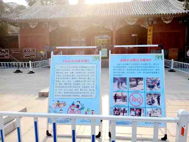 今年至少14人被景区“拉黑”禁入:有人长城上刻名字,有人迪士尼内打人1