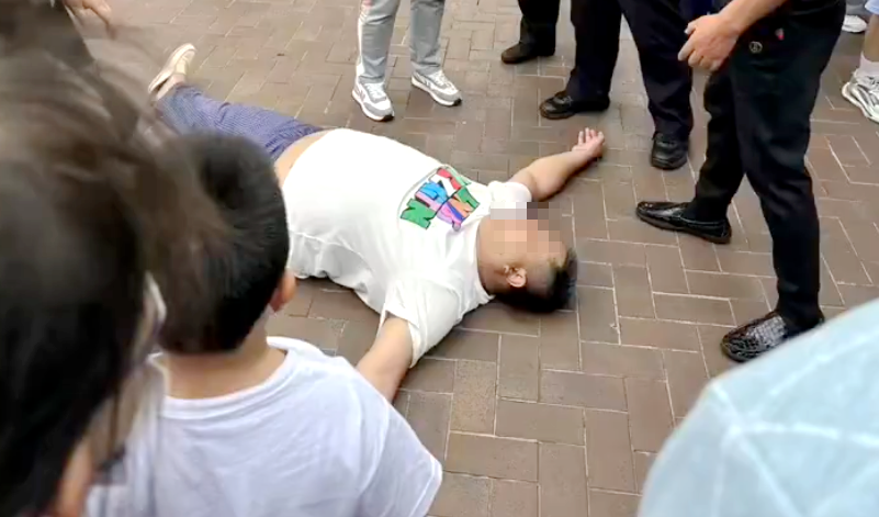 今年至少14人被景区“拉黑”禁入:有人长城上刻名字,有人迪士尼内打人3