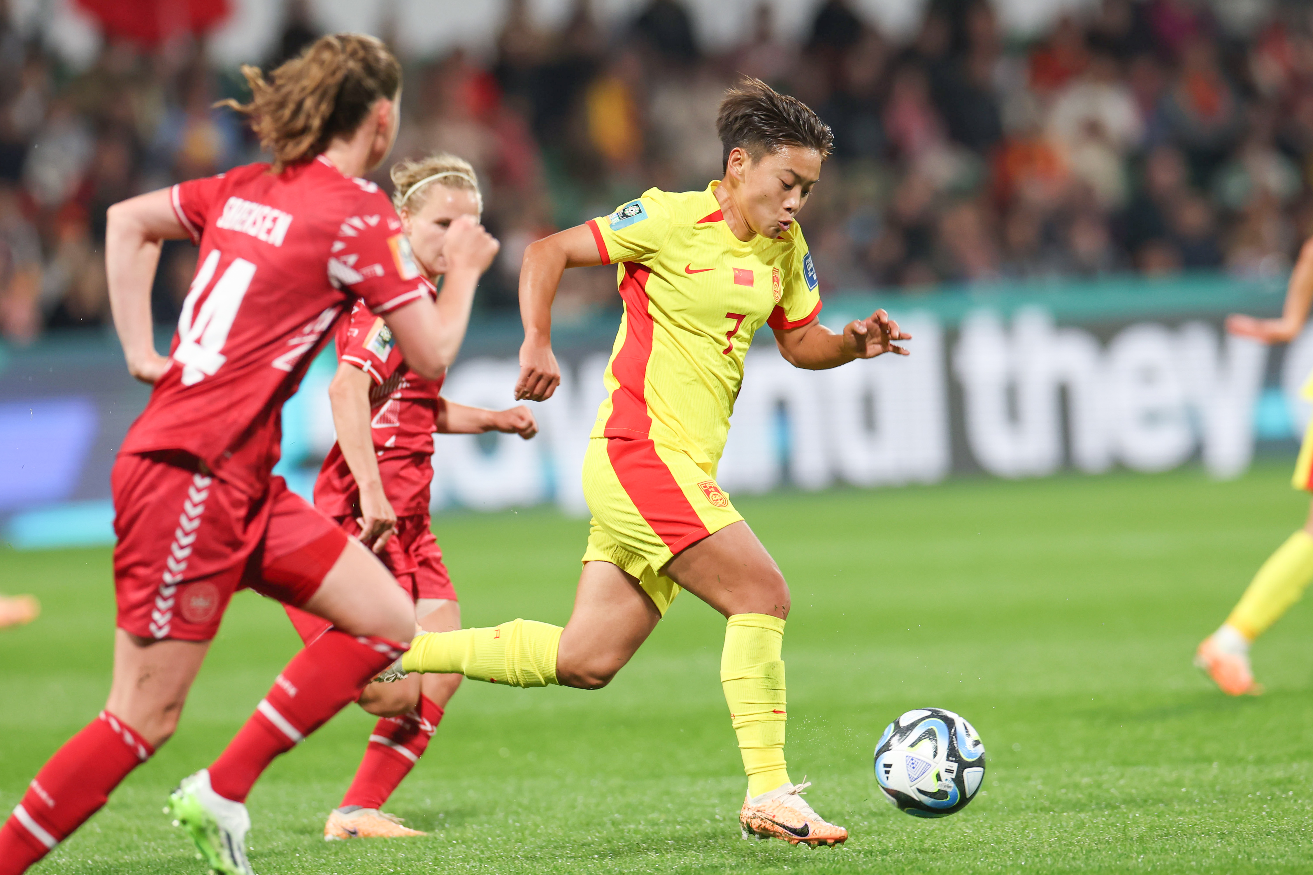 中国女足迎世界杯首秀，终场前遭绝杀0-1不敌丹麦女足
