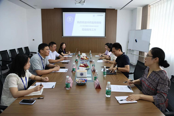 专家与重庆前沿骨科技术研究院负责人座谈 重庆高新区市场监管局供图