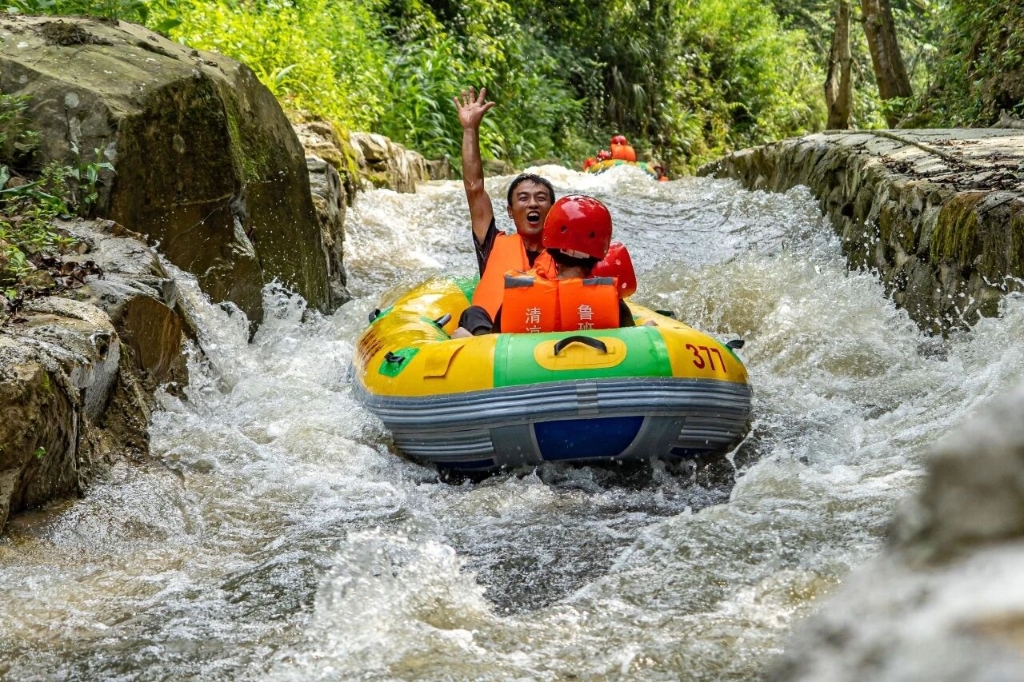 游客在鲁班溪体验漂流。万州区文化旅游委供图 华龙网发