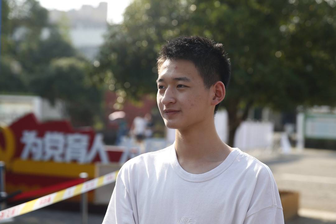 恭喜！“敬礼娃娃”郎铮被北京大学录取1