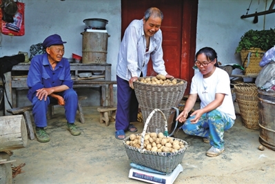 黄建香帮助村民销售洋芋。记者 代娟 供图