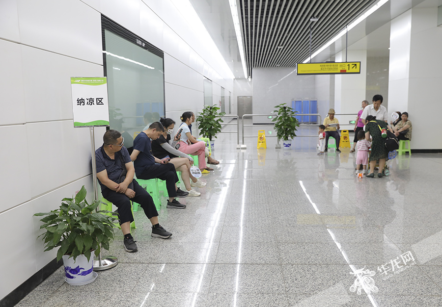 天气炎热，市民在南桥寺地铁站纳凉。华龙网-新重庆客户端 首席记者 李文科 摄