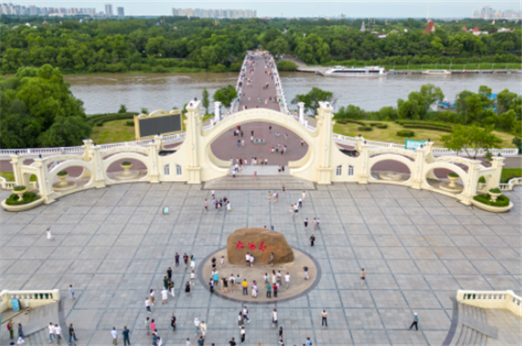 7月21日，人们在哈尔滨市太阳岛景区太阳石广场上游玩（无人机照片）。新华社记者 张涛 摄