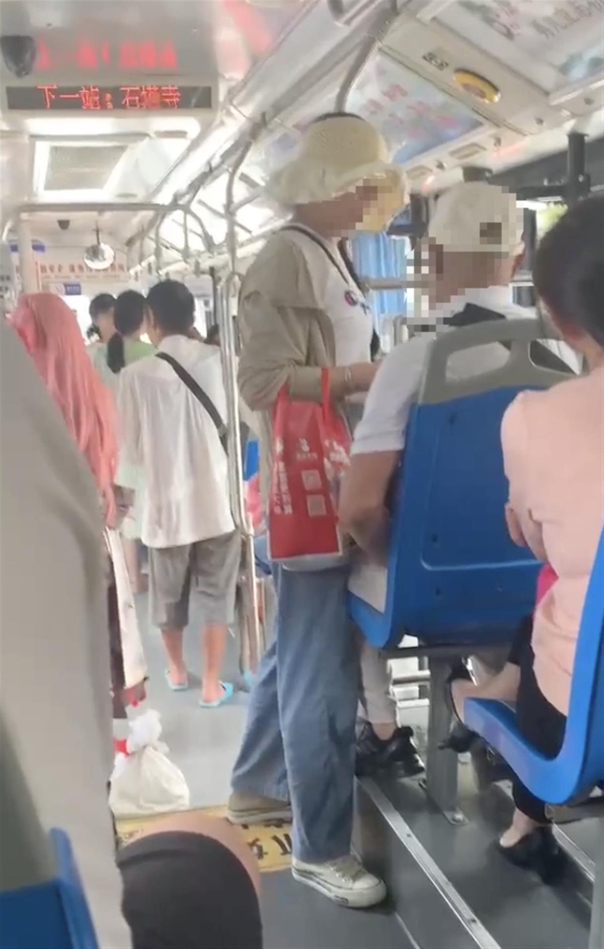 女生穿cos服乘公交遭男子怒骂，知情人：男子说她穿着日式服装