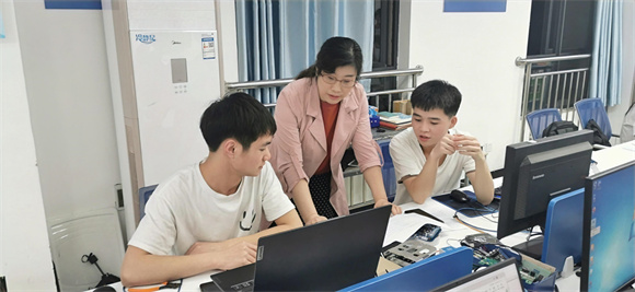 刘小平指导学生。受访者供图