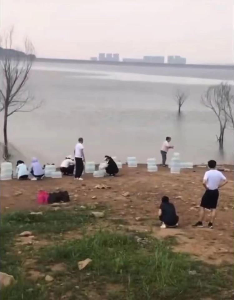 群众围聚水库“放生”矿泉水引发关注 官方回应：检测后未发现水质异常，不提倡此类行为