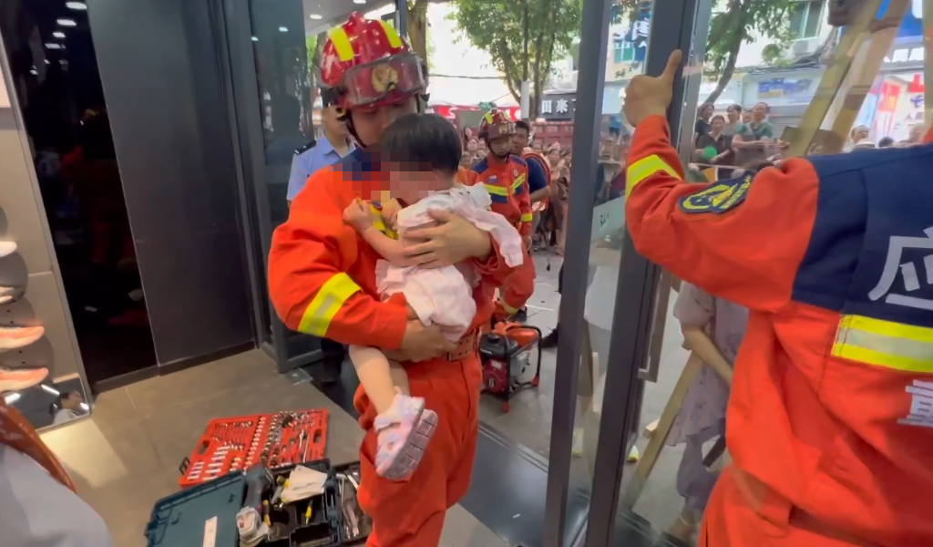 经过十分钟的救援，被卡幼童成功救出。荣昌消防供图