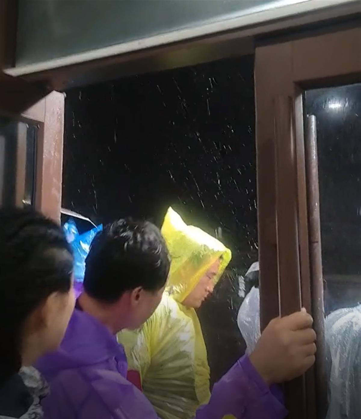 游客爬泰山想进屋避雨,商家按人头收费“坐票40元站票25元”?景区:正在调查