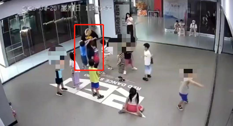 邯郸一街舞老师体罚男童揪耳朵用戒尺打屁股 涉事机构：是代课老师，已开除1