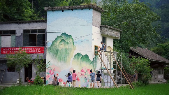 墙绘及效果。四川美术学院影视动画学院供图 华龙网发