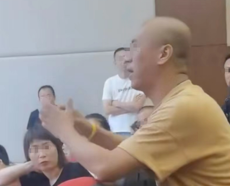 家长吐槽延安一中学：收费4万5孩子只考8分3