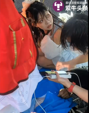 大雨中跪地救人的“二次元小姐姐”是位医生，动漫是兴趣，救死扶伤是本能2