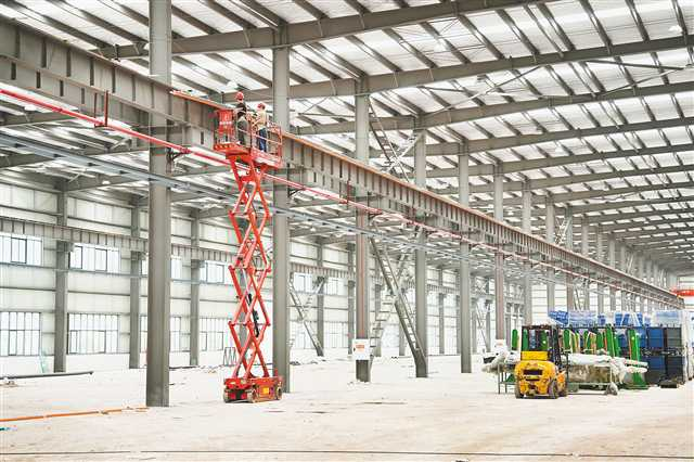 The new factory of Chongqing Liwan Precision Tube Manufacturing located in Changshou Economic Development Zone reached the final stage of construction on July 13.
