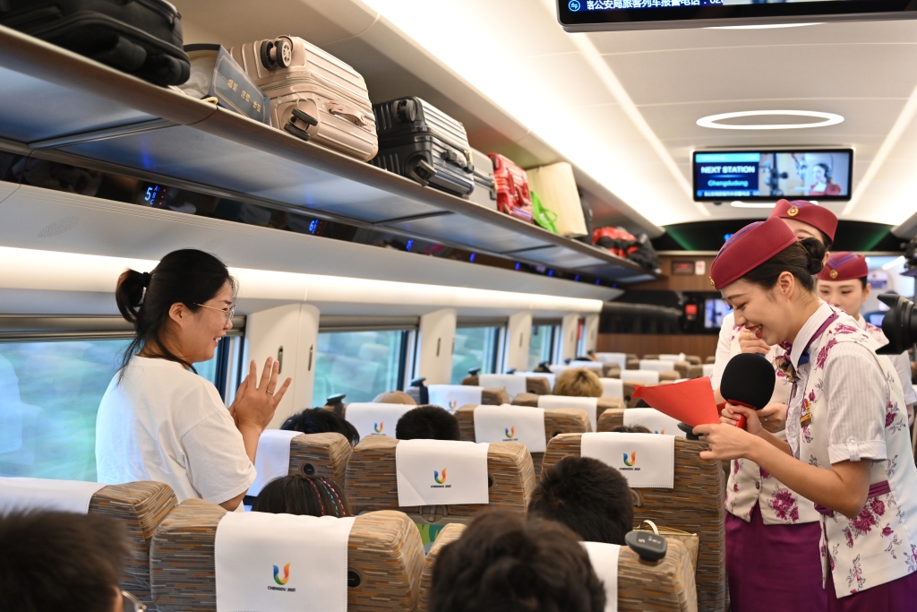 7月26日，在G8612次成渝智能复兴号列车上，旅客正在参加答题。通讯员 钟洁  摄