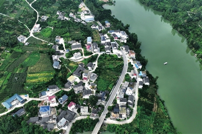 阿蓬江镇高碛社区居民点。记者 杨敏 摄