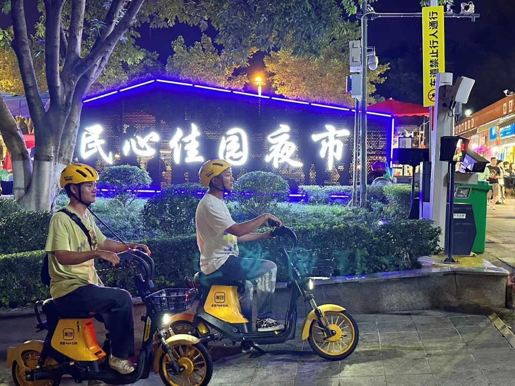 The number of e-bike riders at night has increased by 30% in Chongqing since the beginning of summer vacation. (Photo provided by the interviewee)