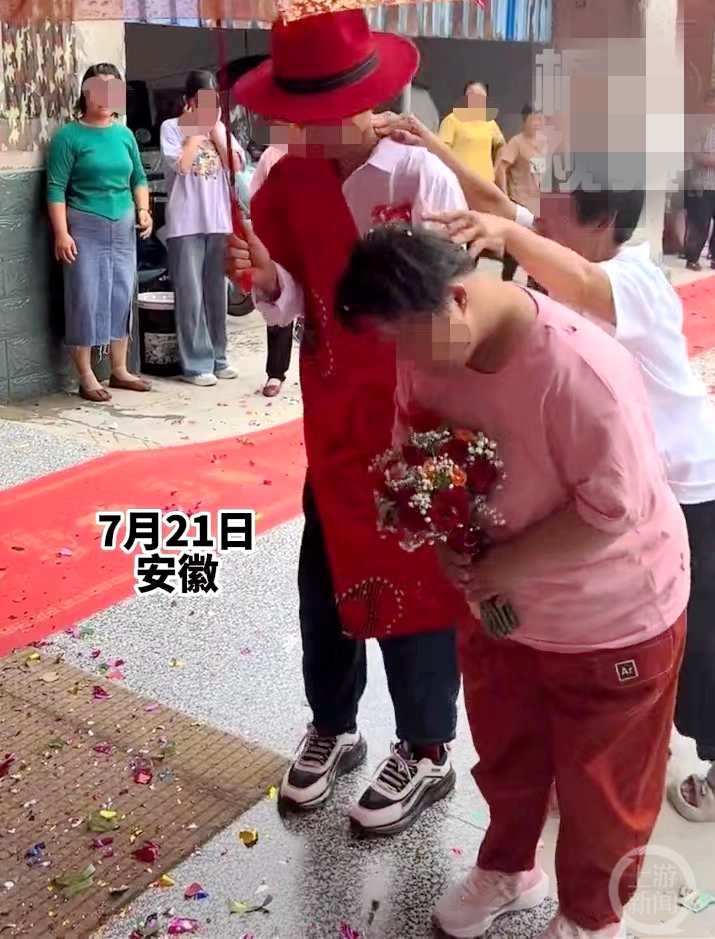 安徽亳州一对男女被人按着头拜堂，知情人：男方精神残疾女方智力残疾1