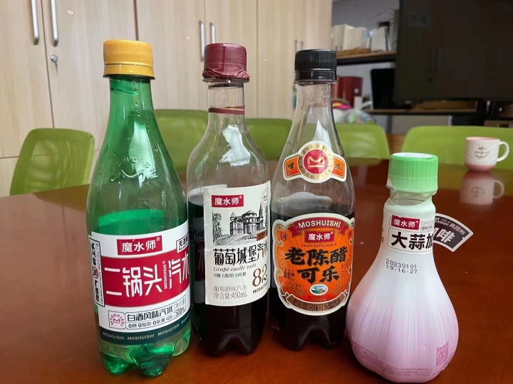 年轻人猎奇“特殊口味饮料” 网友发帖：喝一瓶吐四次！奇葩饮品能活多久？1