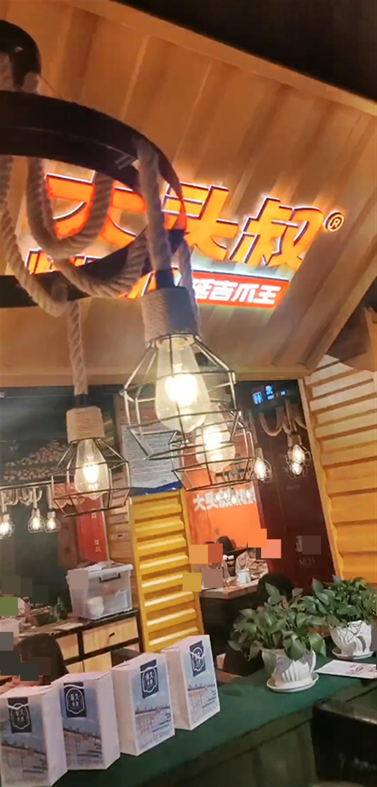 男子点烤鸡爪叮嘱不放辣椒,商家竟在小票上备注侮辱字眼,老板:已道歉并开除店员1