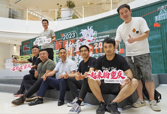 7月26日，九龙坡区万象城，“新重庆2023·市民影像计划”启动仪式上，参与活动的我市著名青年摄影师在现场合影。记者 崔力 摄/视觉重庆