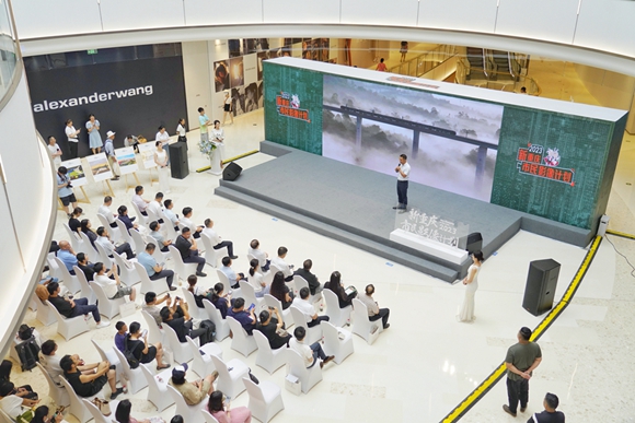 7月26日，九龙坡区万象城，“新重庆2023·市民影像计划”启动仪式上，我市著名摄影师陈云元和广大市民交流分享摄影和短视频拍摄心得。记者 崔力 摄/视觉重庆