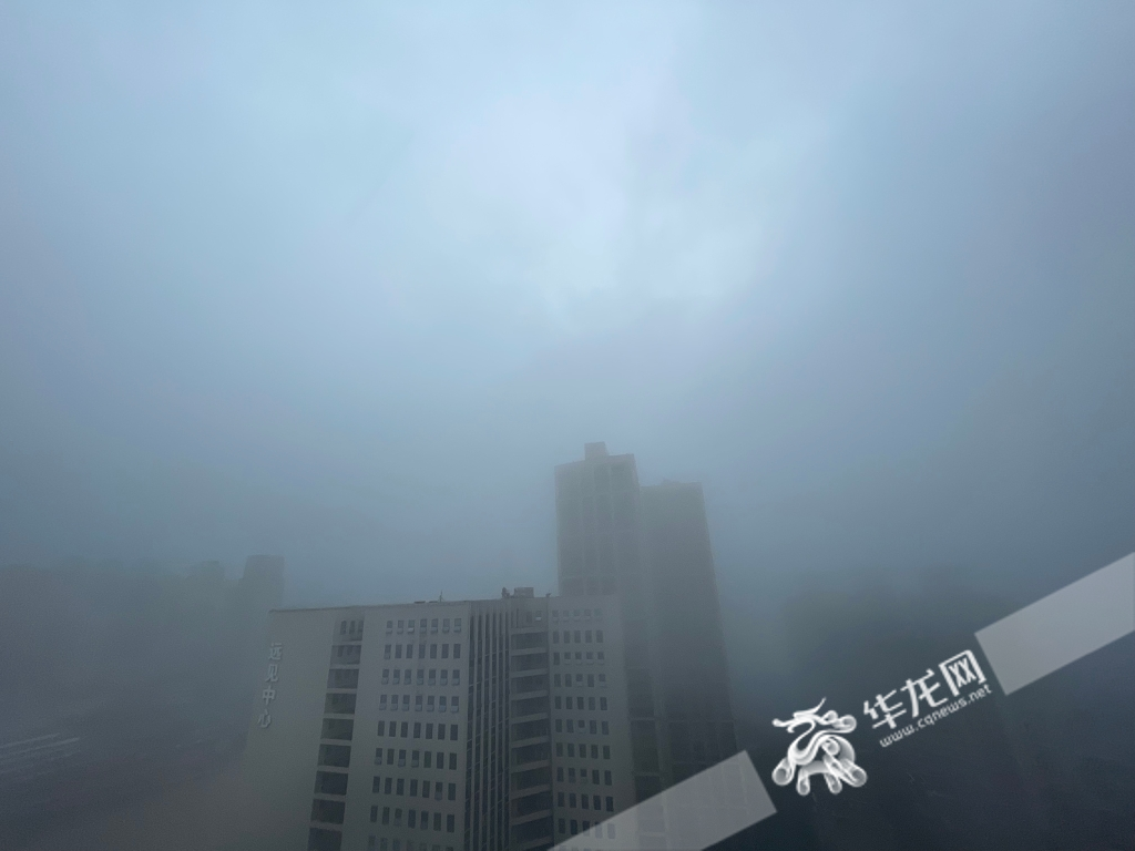 7月28日,重庆中心城区雨雾朦胧。华龙网-新重庆客户端首席记者 李裕琨 摄