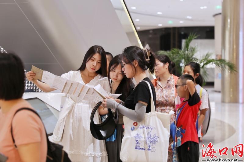 免税购物体验感满满！ “蓬勃兴起自贸港 旅游发展新热潮”采风团走进cdf海口国际免税城4