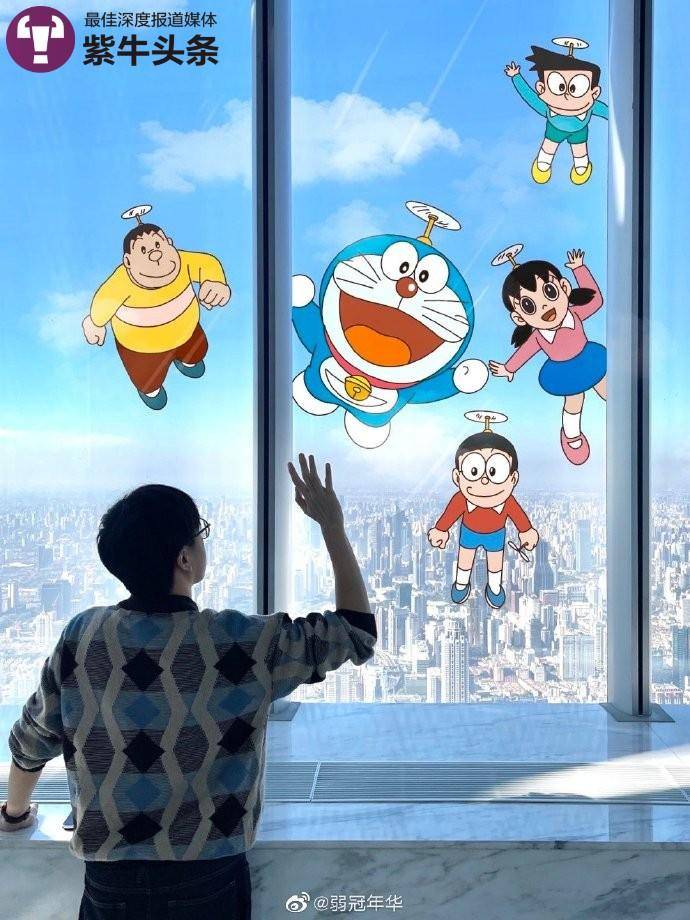 小伙乘飞机时在清洁袋上手绘漫画走红，还把自己画进了“二次元”世界5