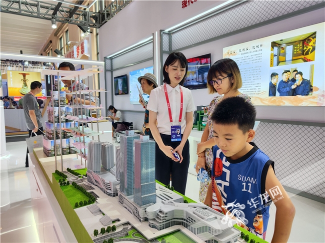 “重庆沙坪坝铁路综合交通枢纽”模型也搬到了现场。华龙网-新重庆客户端记者 简梦 摄
