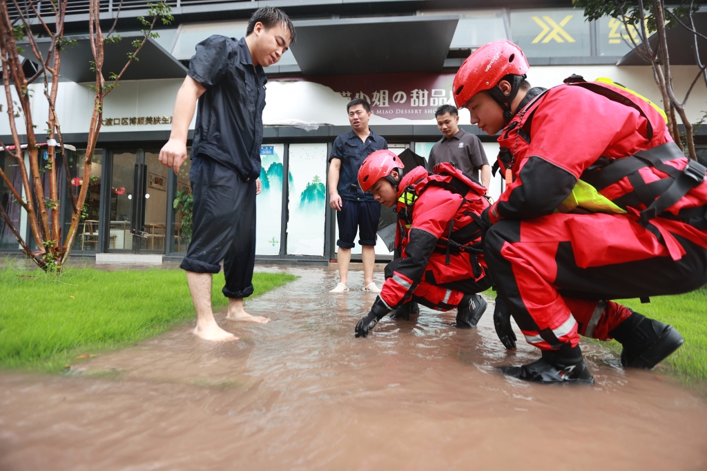 消防人员正在排险。大渡口消防供图