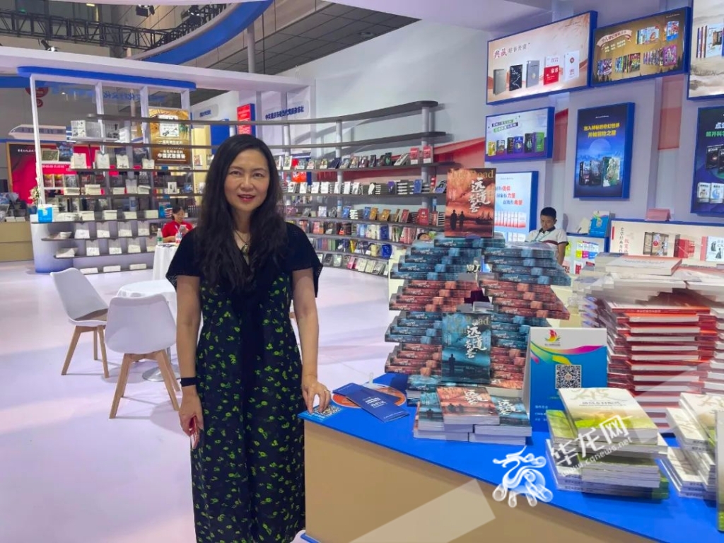 作家刘怀宇现身书博会重庆展区。重庆出版集团供图