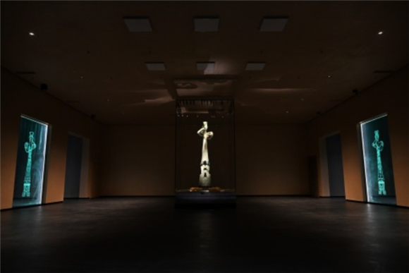 7月26日在三星堆博物馆新馆拍摄的青铜大立人像。新华社记者 刘坤 摄