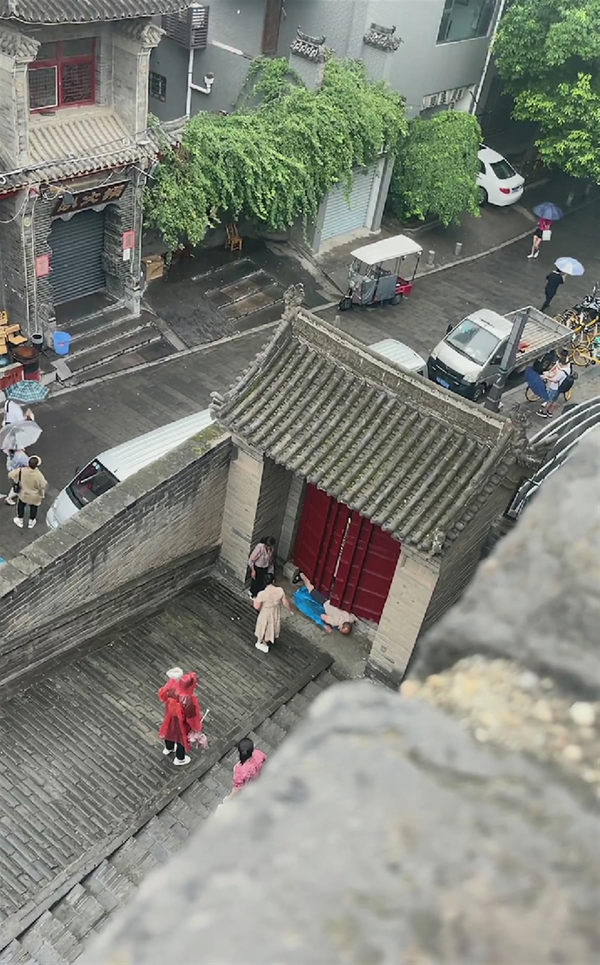 游客为逃票拆除西安城墙城门门槛，从门底下爬进去游览，景区：正在核查2