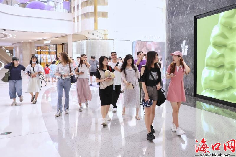 免税购物体验感满满！ “蓬勃兴起自贸港 旅游发展新热潮”采风团走进cdf海口国际免税城3